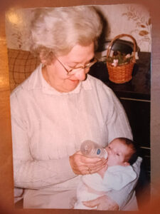 Fanny bébé nourrie par sa grand-mère, symbole de transmission et de lien intergénérationnel