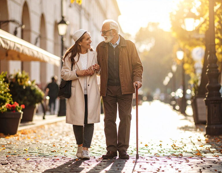 Dame de compagnie pour personnes âgées offrant un accompagnement chaleureux lors de promenades