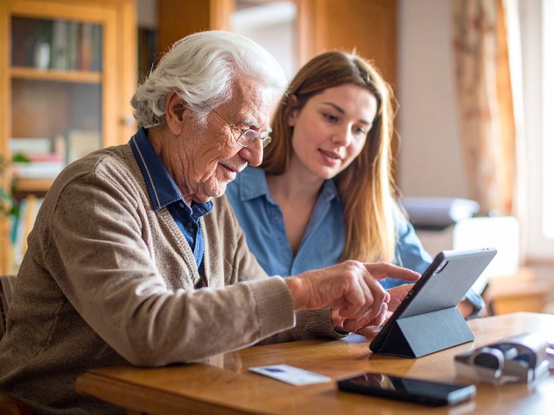 Accompagnement numérique des aînés pour surmonter la fracture digitale